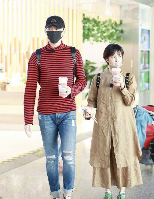 于小彤疑新恋情曝光被拍与女子挽手会友女方长发披肩比陈小纭高挑漂亮