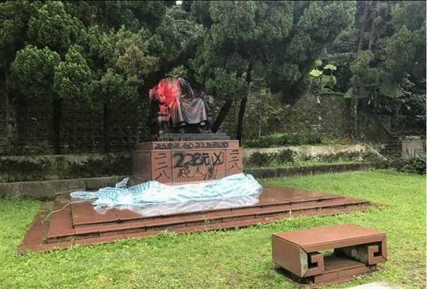 老蒋生前像皇帝般选陵墓,没想到死后铜像被斩首被泼油漆_蒋介石_因为