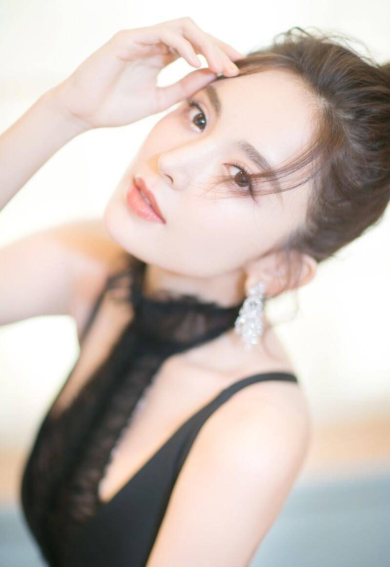 古力娜扎穿护士装拍戏气质展现得淋漓尽致网友表示这就是爱