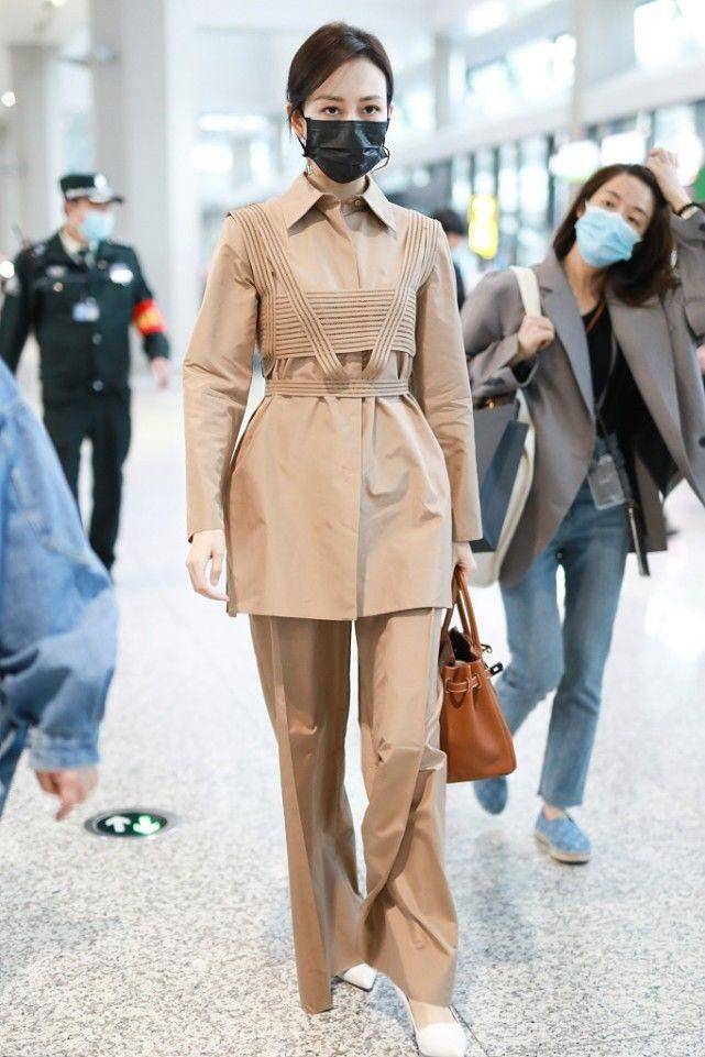 原创王鸥当妈后换了风格穿衬衫阔腿裤高跟鞋亮相41岁美出新高度