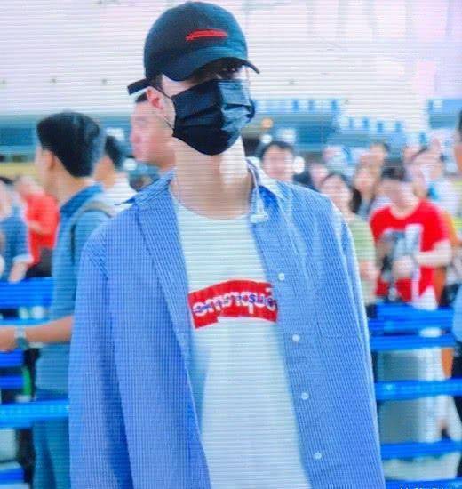 原创22岁的王一博为了拉风在裤子上加了5个回形针效果真是一绝