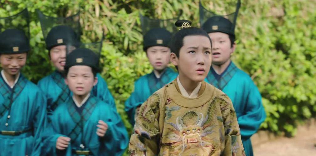 在入宫之后被明宣宗朱瞻基喜爱,将他派到了儿子朱祁镇身边,于是在