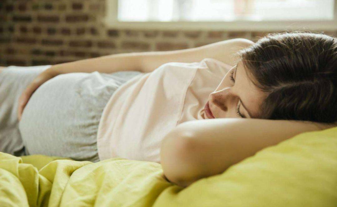 原创孕期孕妈睡觉时若频繁出现这3个症状是在暗示胎儿不舒服