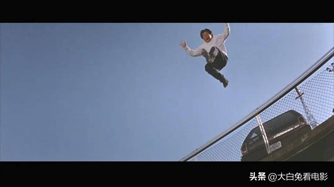 成龙在拍摄《我是谁》时,他的惊险一跳,直接跳出了世界记录