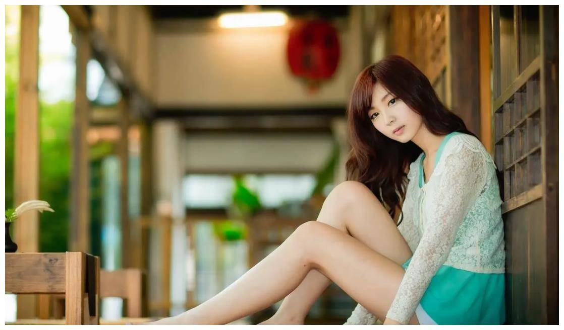 女孩的聊天记录截图,并用修图软件修改,发给其他女孩,并谎称那些女孩