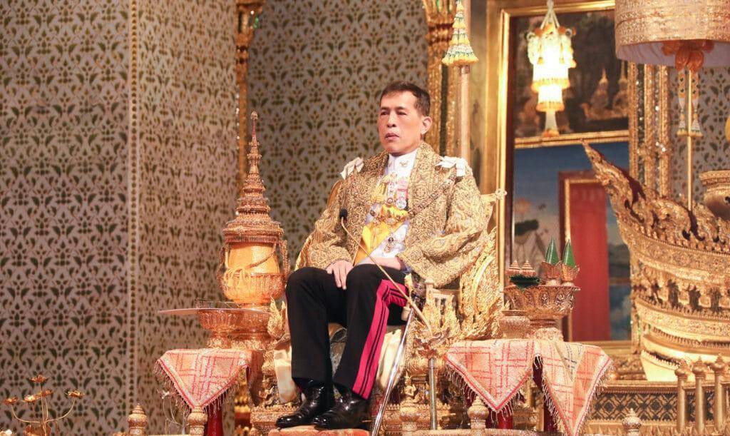 原创泰国国王70岁大寿登王座发言皇室成员聚集庆生