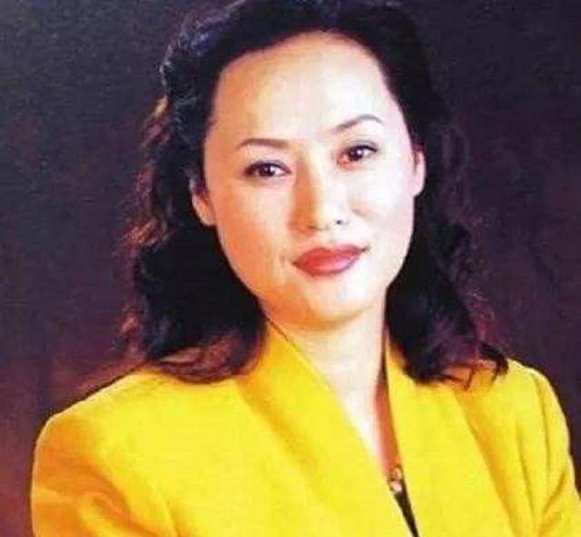 原创她是清朝八旗后裔如今身价上百亿丈夫是明星家喻户晓