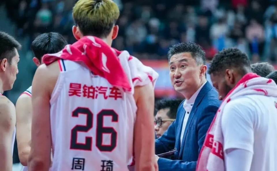 原创广东人财两空26岁周琦拒绝续约天价签字费曝光杜锋太难了