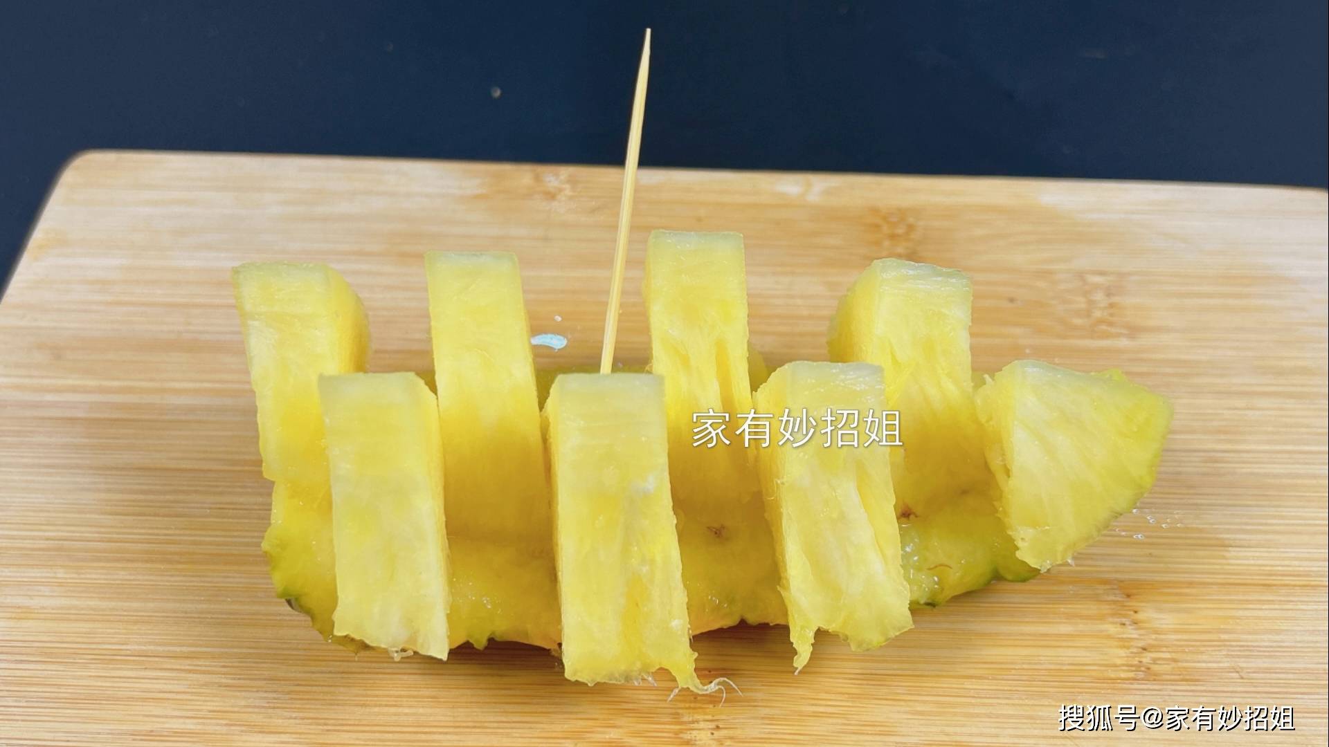 原创才知道切菠萝原来这么简单不削皮不挖眼横竖几刀就搞定