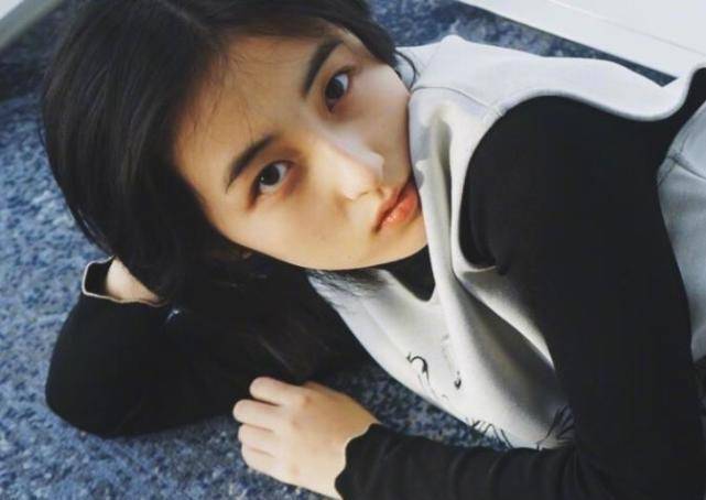 原创张子枫高考后开始减肥近照曝光我酸了18岁就有马甲线