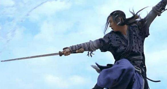 (独孤求败剧照)相对于飘逸的"剑"来说,刀显得有些野蛮,所以金庸笔下