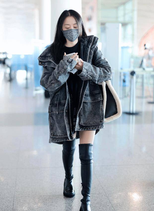 张靓颖为秀腿长学00后拿毒汁靴当裤穿却因腿太细掉成堆堆靴