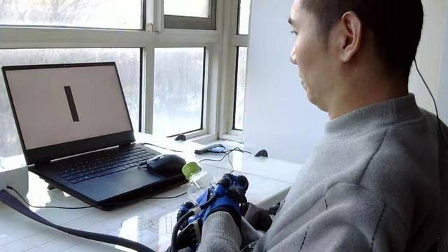 中国的脑机接口来了实现自主脑控喝水跟马斯克的比谁更先进