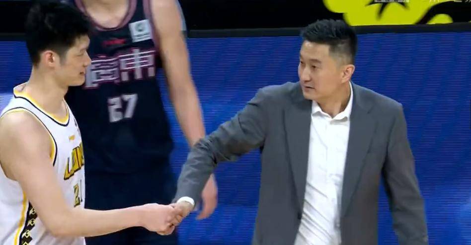 复仇广厦53分的赛后,杜锋为什么拉着胡金秋的手久久不放?