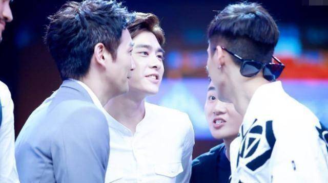 那一期的阵容是李易峰,陈伟霆,张智尧,马天宇,袁弘和余少群,这几位的