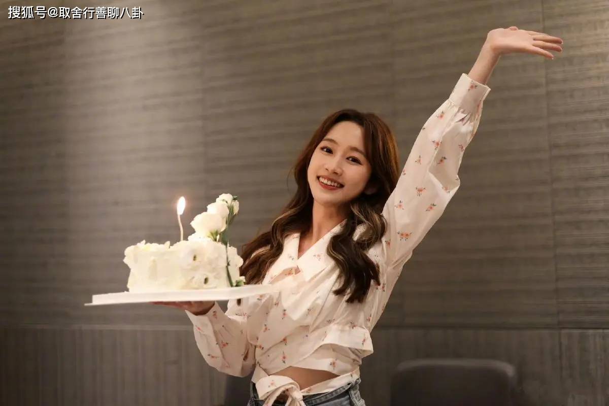 原创32岁刘美含晒比基尼美照露甜美笑容少女感十足网友泳装女神