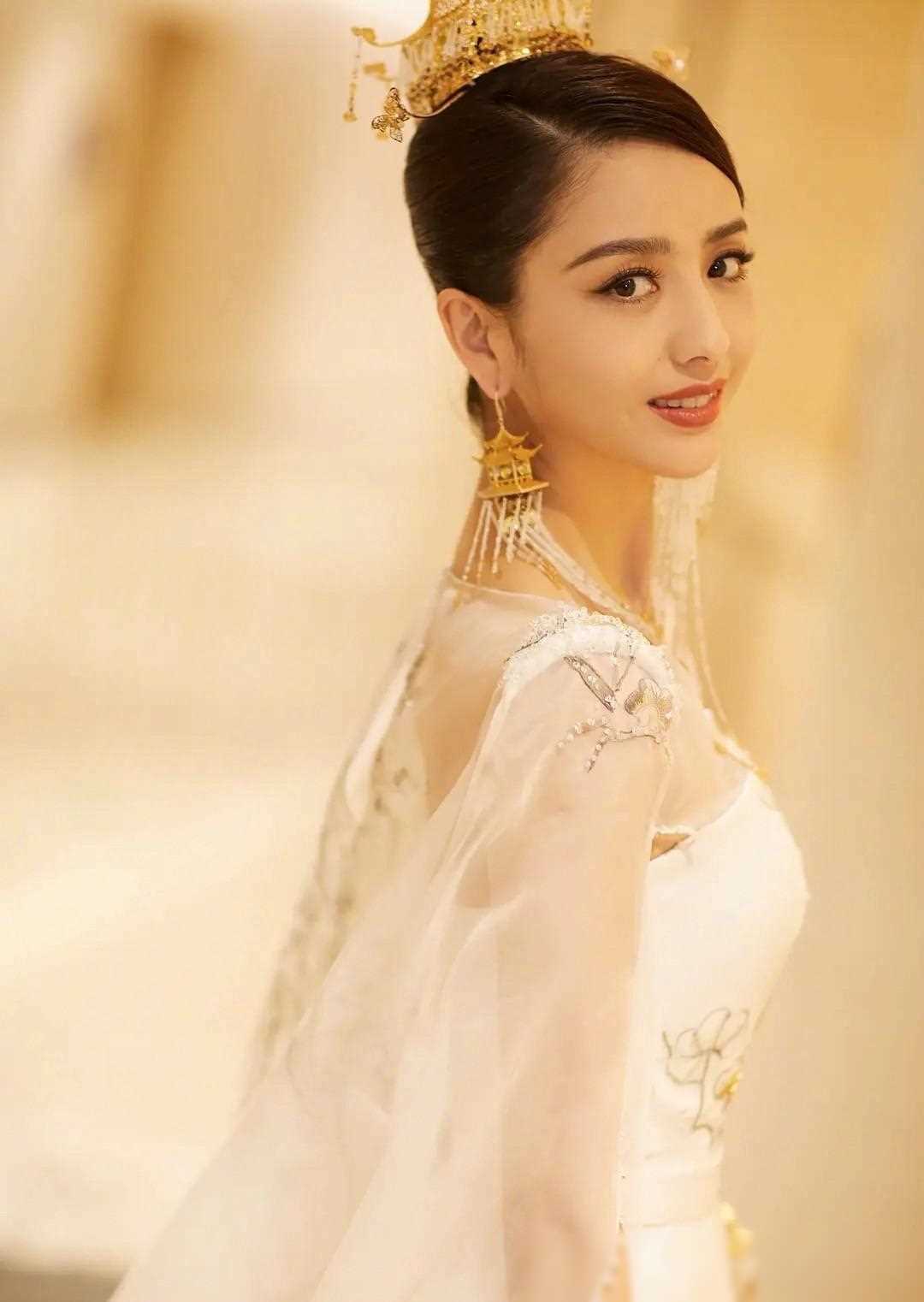 佟丽娅40岁如少女魅力无法抗拒,温润白皙气质撩人_活动_年龄_造型