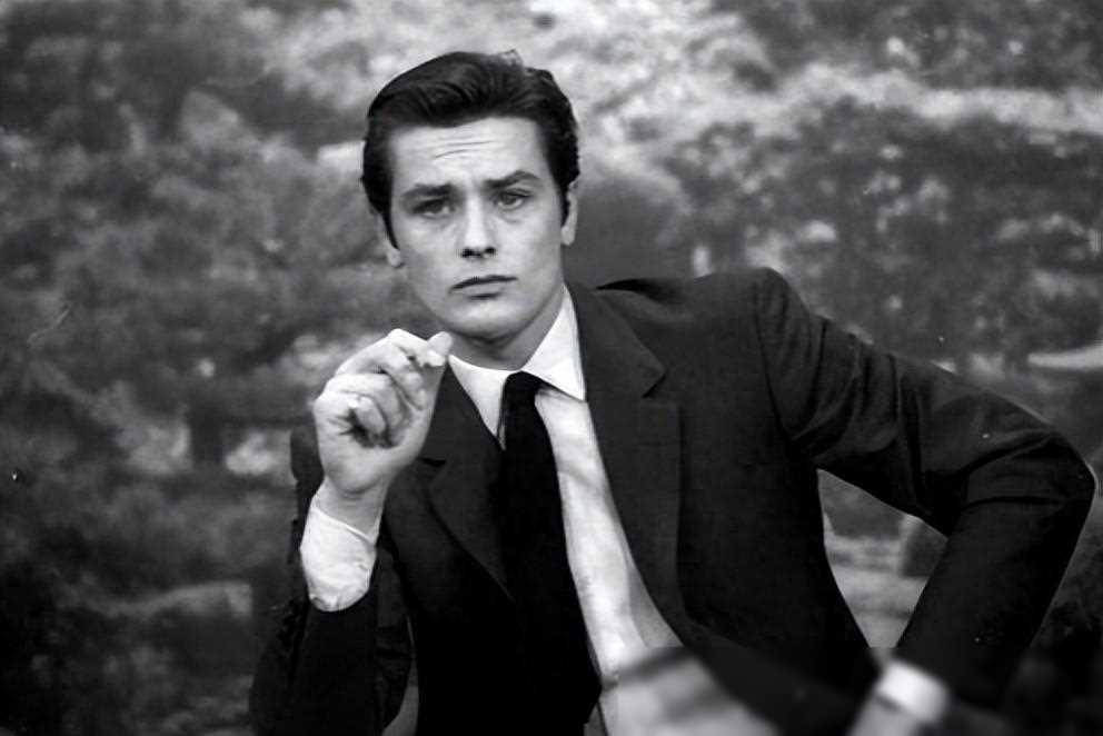 阿兰德龙晚年与狗为伴,辜负罗密后,3子女争遗产