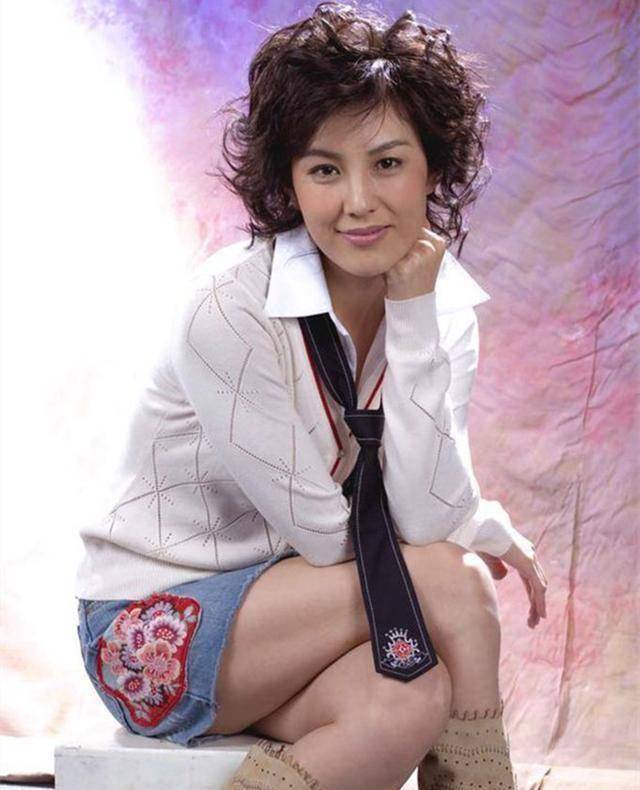 原创原创45岁第一绿叶美女朱晏晒照脸部僵硬认不出展示茶艺心情好