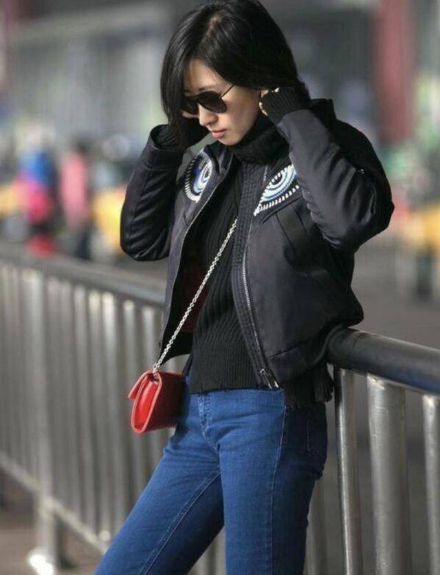 原创原创42岁刘敏涛太会减龄了穿黑上衣配牛仔裤亮相起码年轻十岁