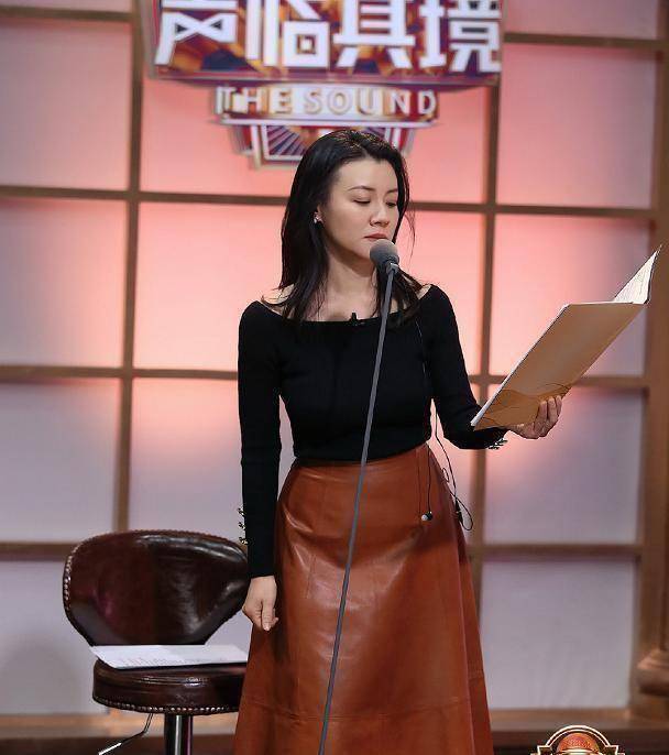 原创原创45岁刘琳可真厉害长皮裙一般人hold不住她搭露肩衫效果很惊艳