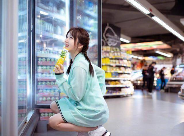 原创原创48岁杨钰莹尝试双马尾辫发一身清爽薄荷绿变身鬼马精灵系少女