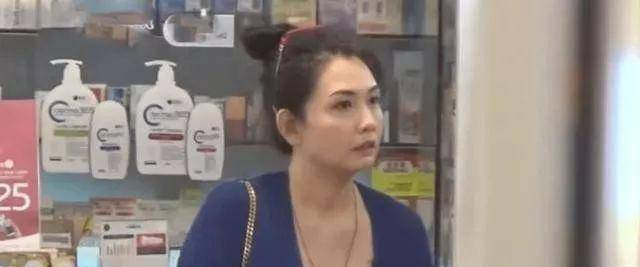 原创51岁邱淑贞近照曝光素颜逛街面部浮肿身材明显有发福