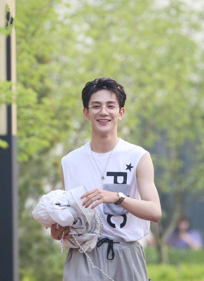 原创r1se又塌房夏之光与美女十指紧扣去驾校甜蜜摸头杀疑恋情曝光