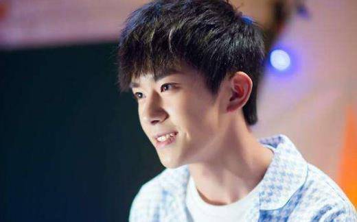 易烊千玺"新综艺"开播,"脏脏牛仔衣"太抢镜,搭配连帽衫超级有型