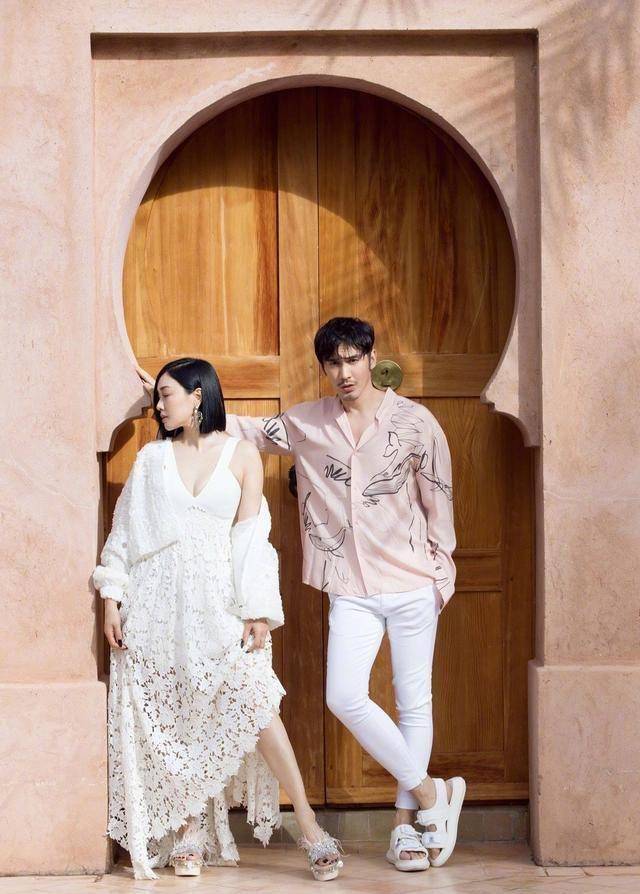 原创50岁的钟丽缇蕾丝长裙仙气飘飘状态比21女儿好比老公还要显嫩