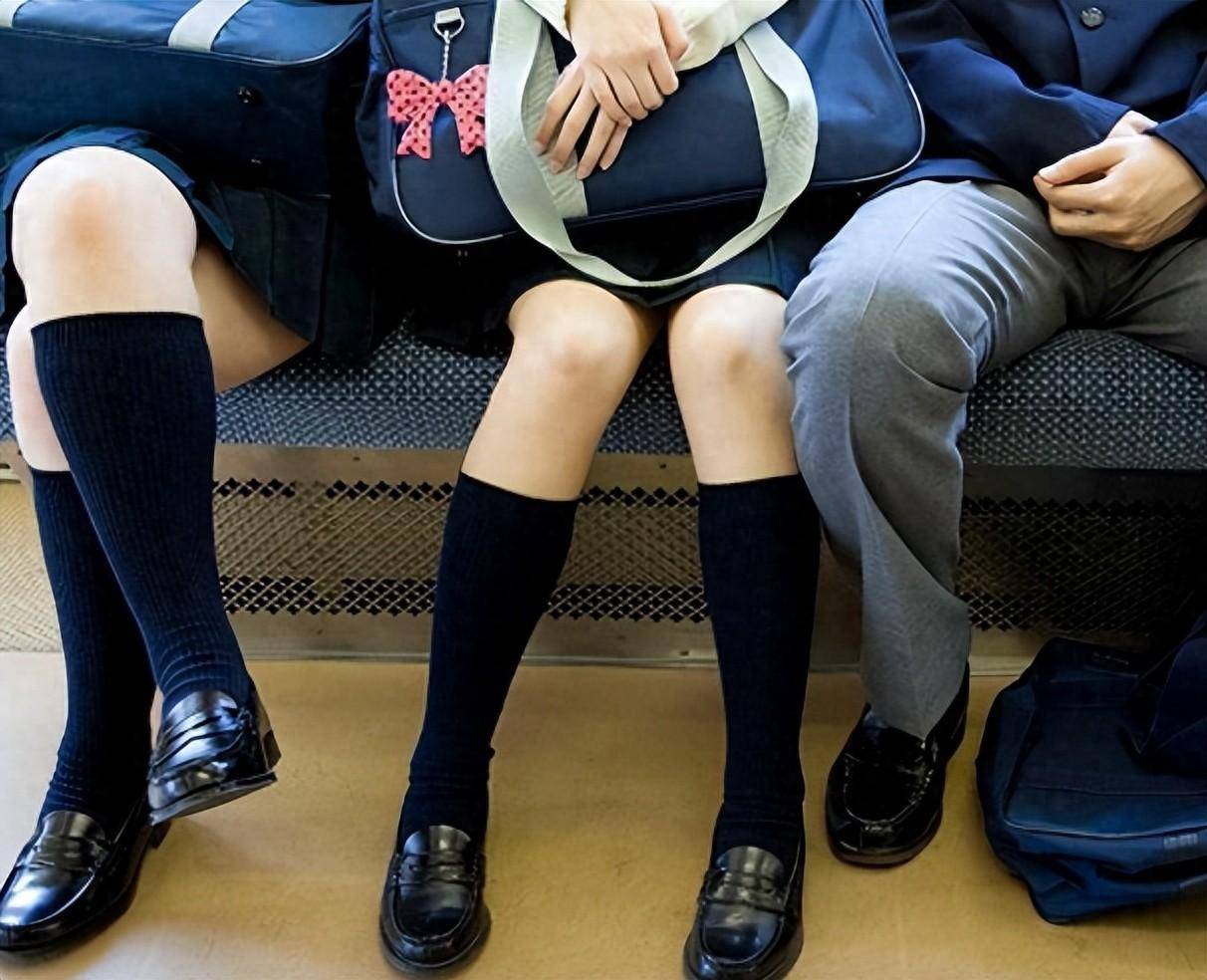 为何日本女性的腿普遍是“弯”的？