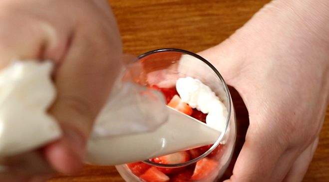 可可粉用漏勺过滤,撒在奶油面上.