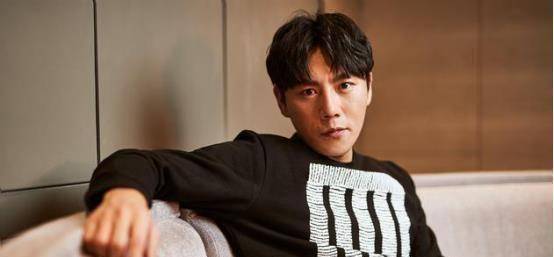 因此,一帮富二代商人喜欢和他一起玩,因为秦昊散漫自在,纯属娱乐.