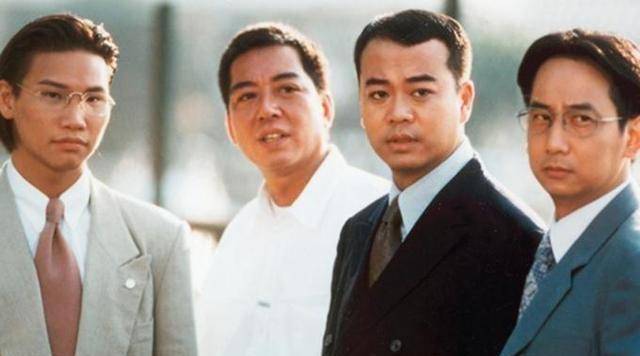 原创原创52岁苏永康搀扶年迈老母外出就餐近照爆肥明显身材臃肿难辨认