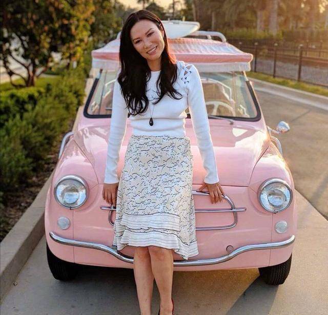 原创51岁邓文迪坐游轮荡秋千穿马甲笑得像个孩子完美展现富婆生活