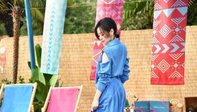 原创原创35岁张靓颖歌坛女神扎低马尾发型搭配蓝色连衣裙减龄时髦