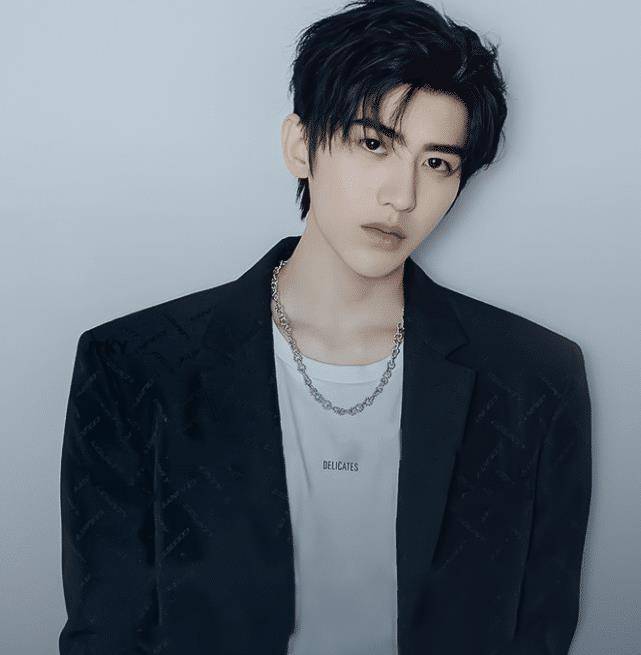 原创公布排名时安崎坐凳子差点摔倒蔡徐坤的反应暴露人品活该你红