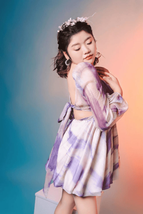 模特李小莉演艺新秀签约新高度