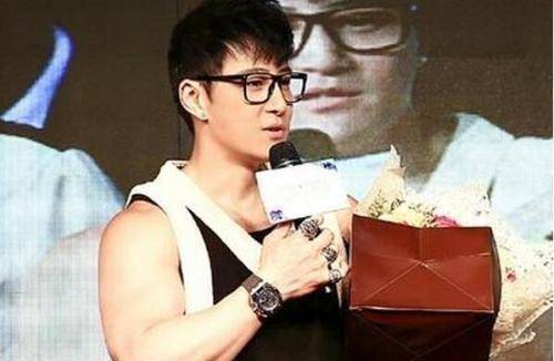 比如主演《薰衣草》而大火的许绍洋成了肌肉男,现在主要的工作是健身