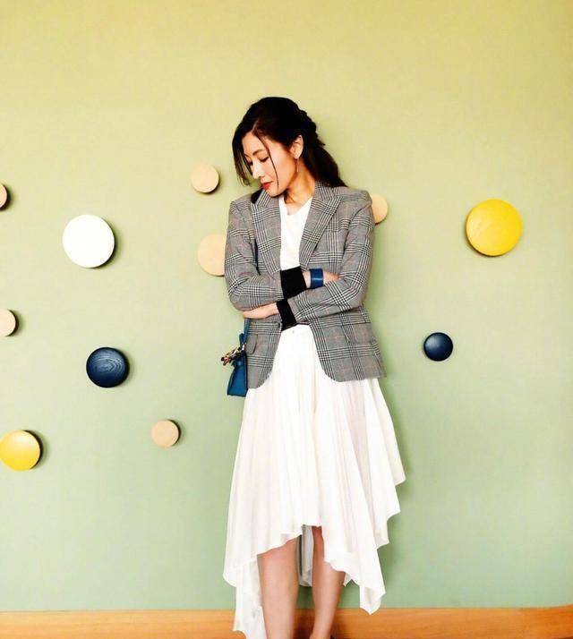 原创原创50岁李嘉欣真不会穿偏偏喜欢少女蕾丝却不知镂空太显胖