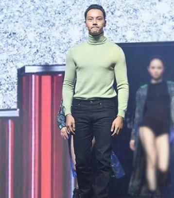 陈伟霆在休息的时候还感到非常的开心,终于可以好好休息一段时间了.