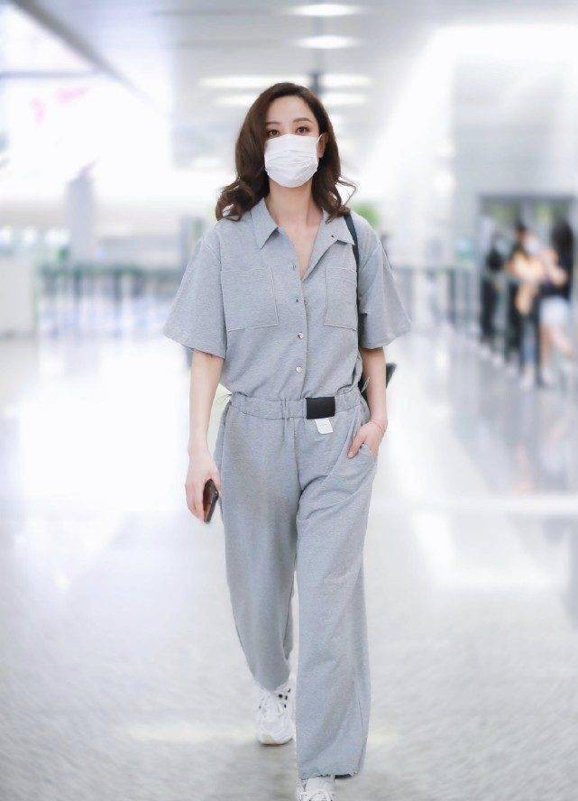 原创原创39岁郑希怡现身机场穿连体裤休闲却不失霸气不愧是酷帅姐姐