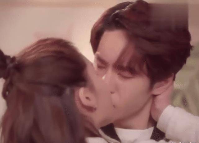 原创天不怕地不怕就怕王一博拍吻戏主动到让我腿都软了