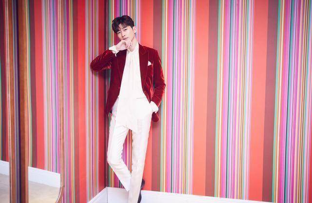 原创185cm李现和183cm张翰同是红丝绒西装造型身高不够腿长来凑