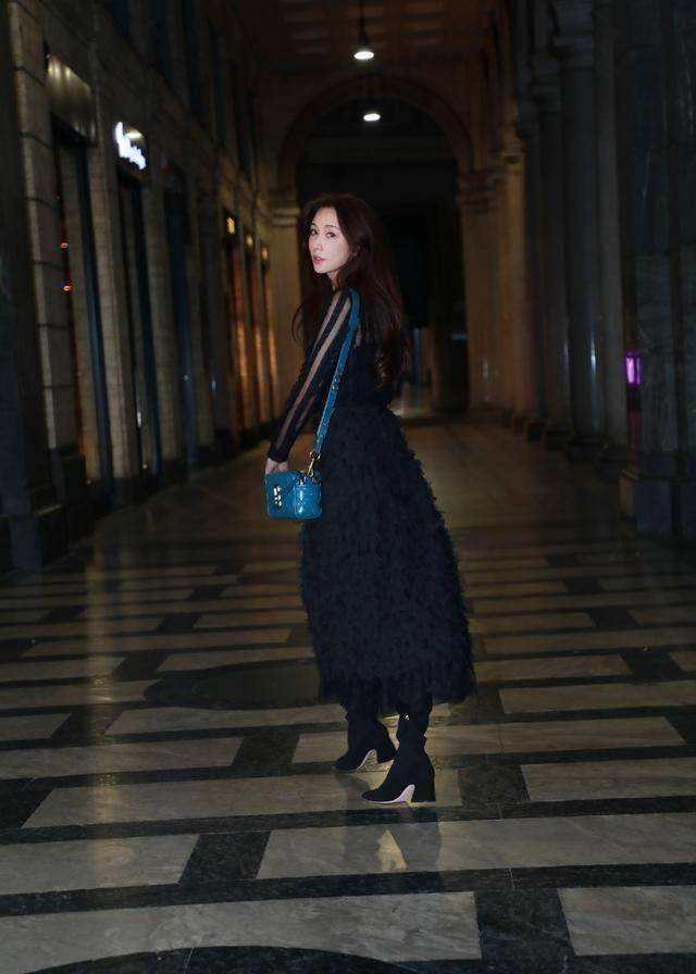 原创原创45岁林志玲依旧少女一袭裸色鱼鳞裙优雅轻盈身材纤细不像怀孕