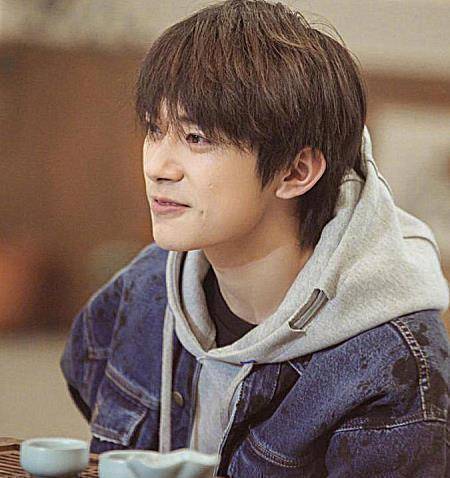 易烊千玺"新综艺"开播,"脏脏牛仔衣"太抢镜,搭配连帽衫超级有型