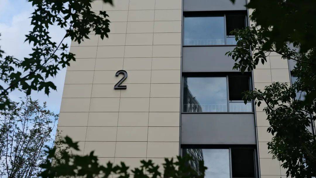 >河南省> |陶板外立面实景图公共空间做了大量的嵌入式设计,大堂内部