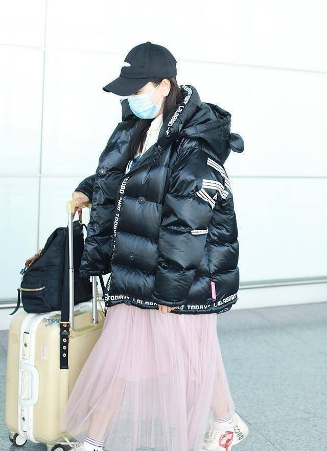 杨蓉聪明的选择了这种面包款式的羽绒服,搭配粉色的纱裙又仙又显高