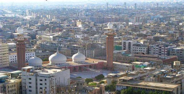 巴铁到中国来旅游,吃不起饭在门口徘徊,老板热情迎进屋:免单_我国_游