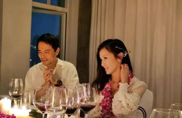 原创45岁林熙蕾罕曝近照和老公忘情拥吻好甜蜜